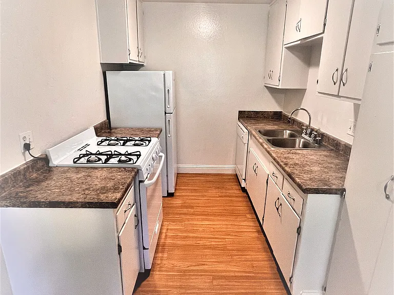 Gold Crossing Apartments — Photo 13