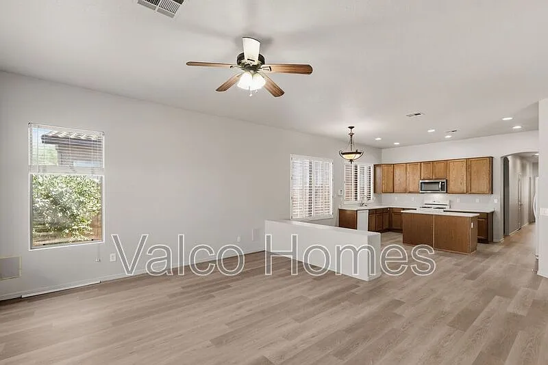 3 bed, 2.0 bath, 2505 sqft, $2,750 — Photo 2
