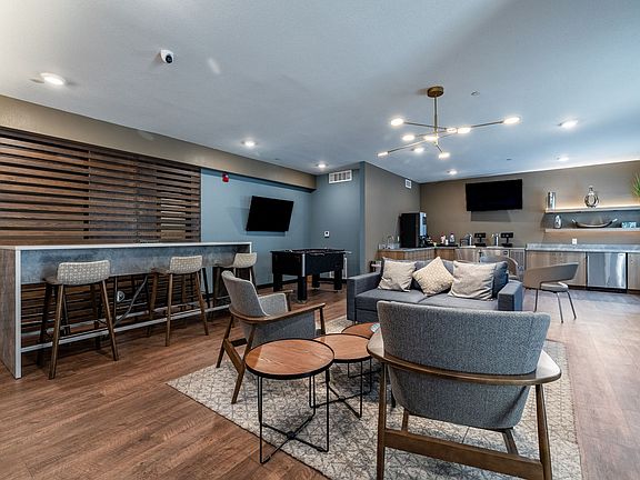 5th image of 411 W Maple St #6f7f3eb39