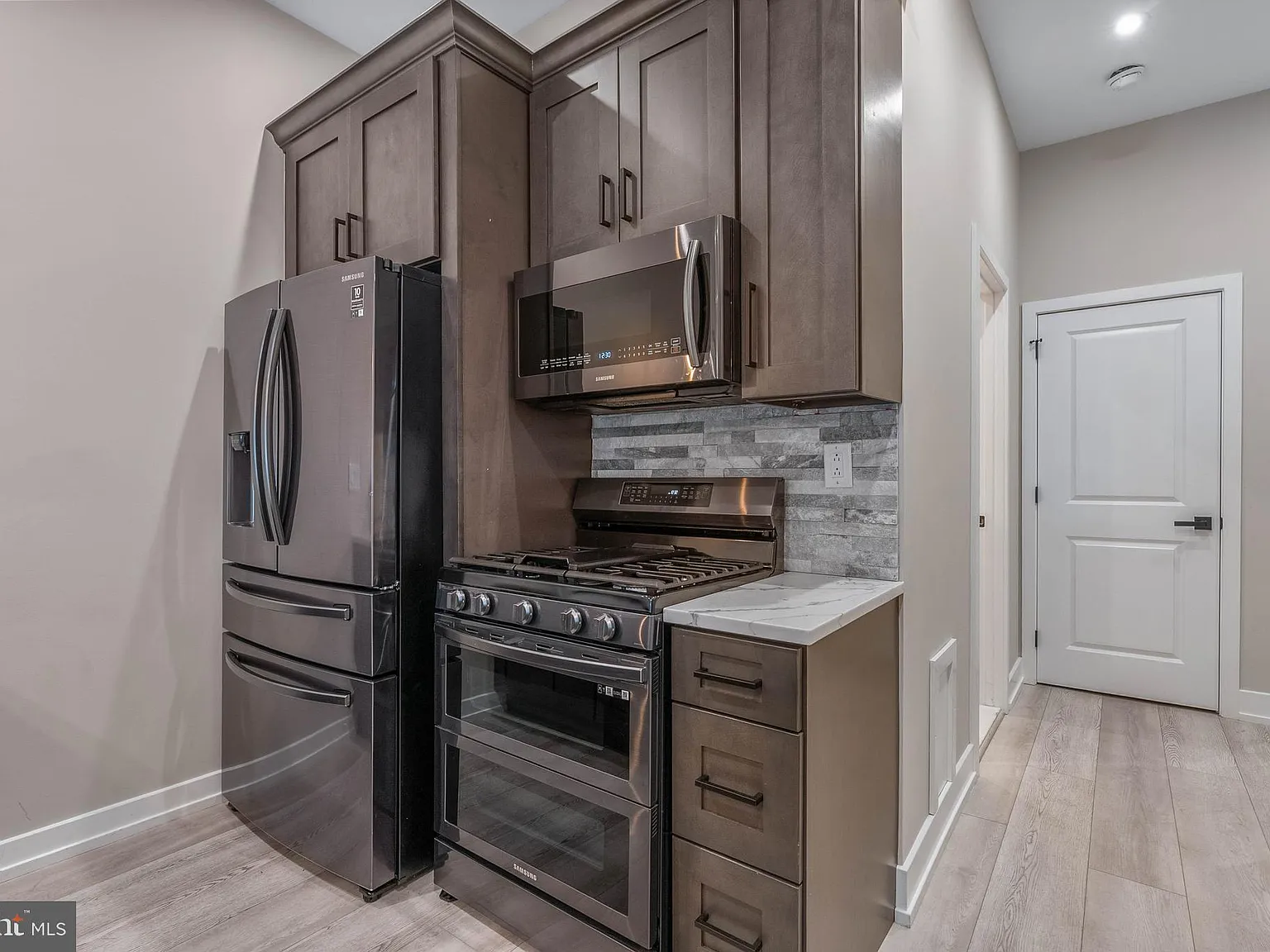 2 bed, 1013 sqft, $2,895 — Photo 3