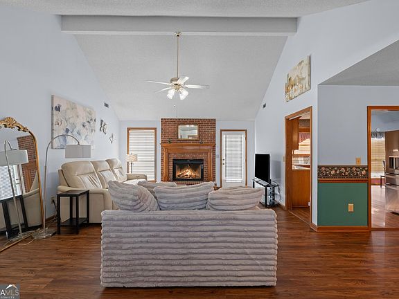 3rd image of 300 Jeremys Straight