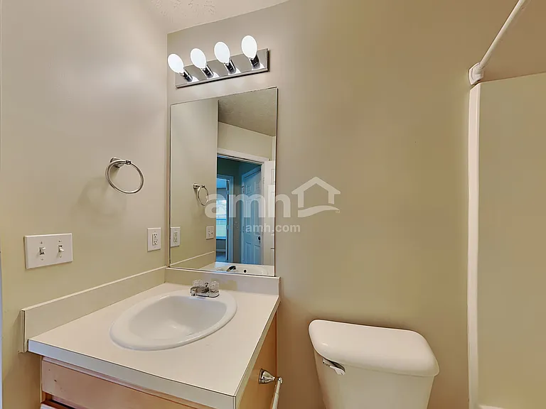 2104 Erin Ln — Photo 12