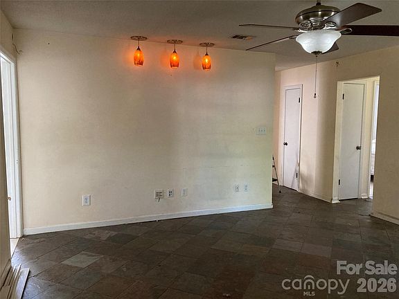 5th image of 526 Hillcrest Dr