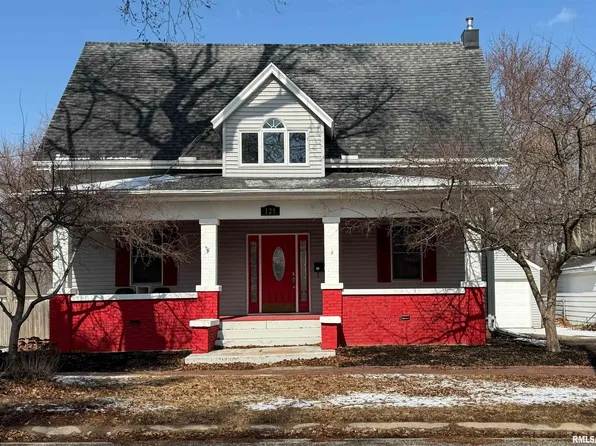 121 E Court St, Farmington, IL 61531