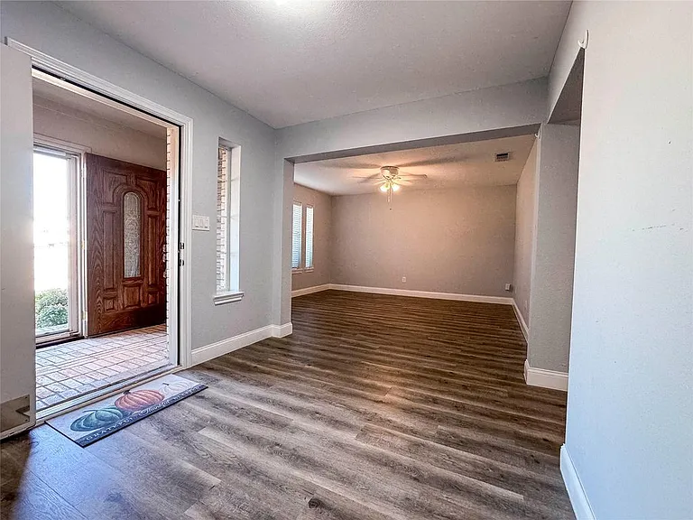 2201 Bradford Dr — Photo 3