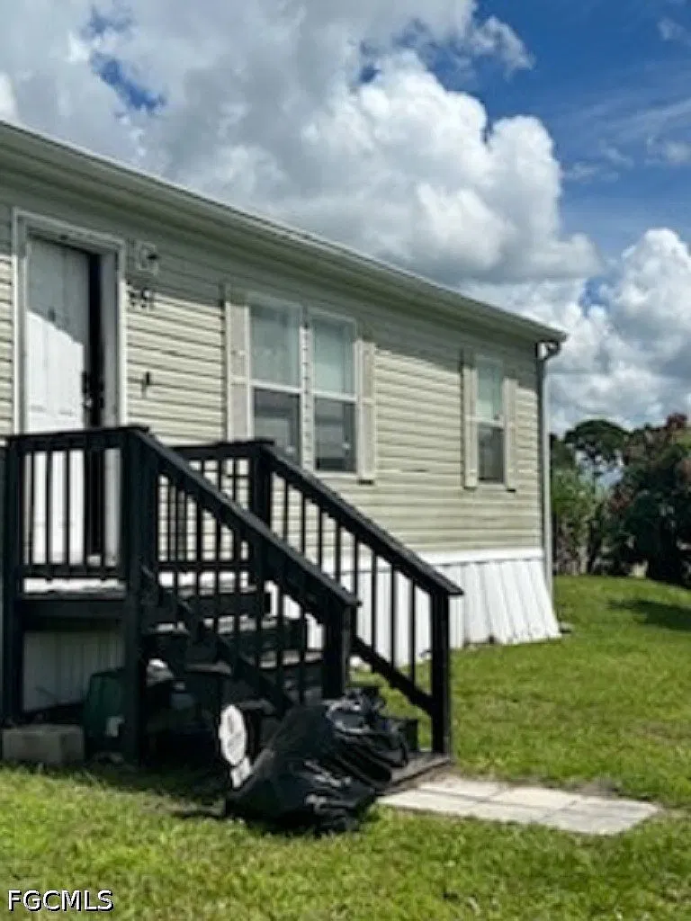 3 bed, 2.0 bath, 1120 sqft, $2,200 — Photo 1