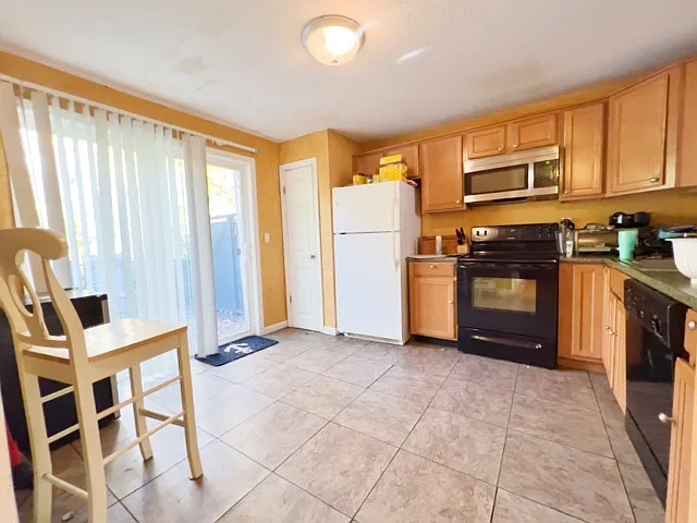 4 bed, 2.5 bath, 1040 sqft, $5,800 — Photo 2
