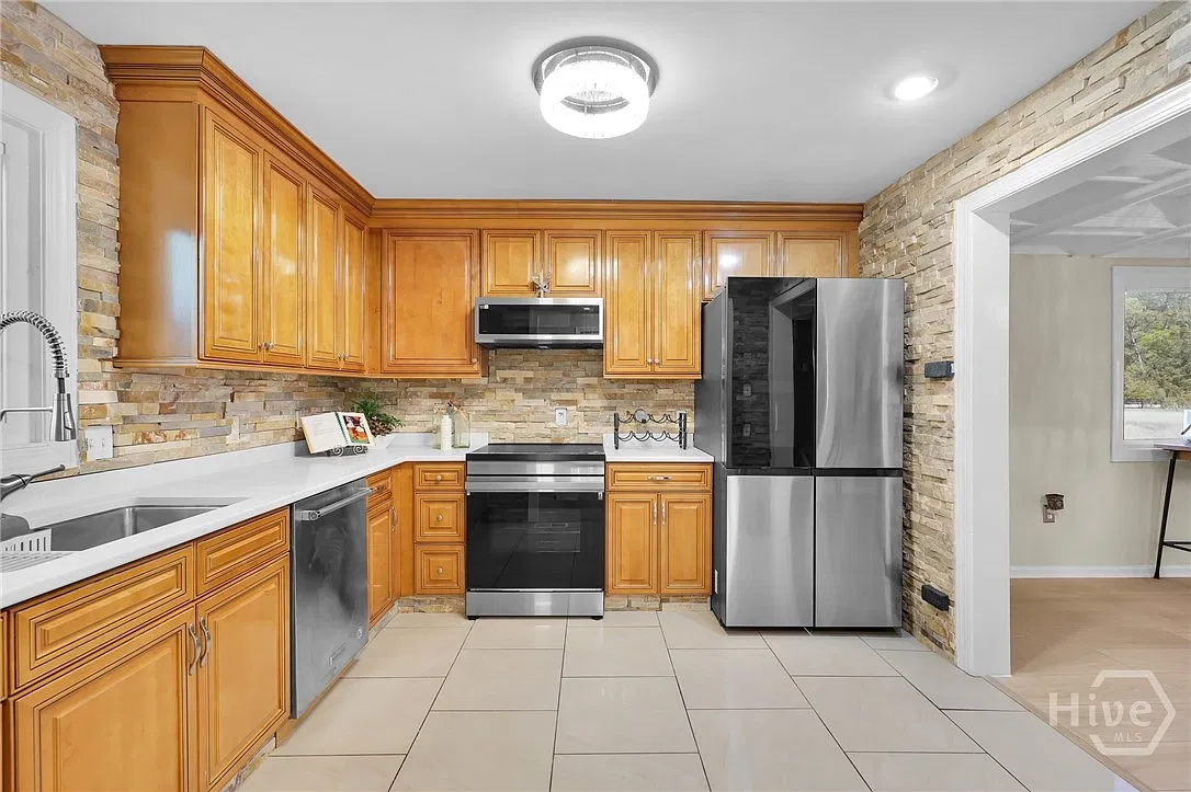 3 bed, 2.5 bath, 1735 sqft, $2,400 — Photo 4