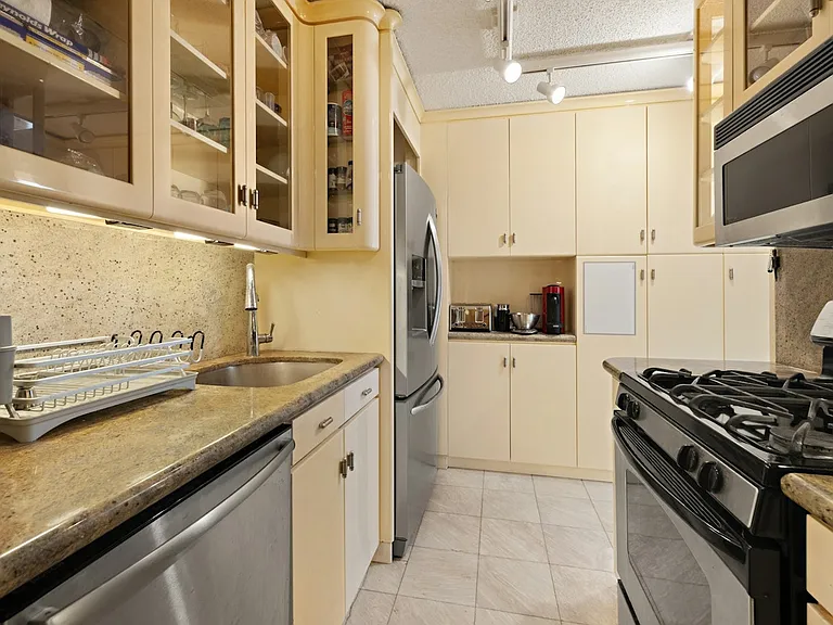 330 E 38th St #35D — Photo 8