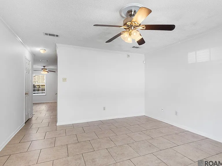 4624 Parkoaks Dr #11 — Photo 2