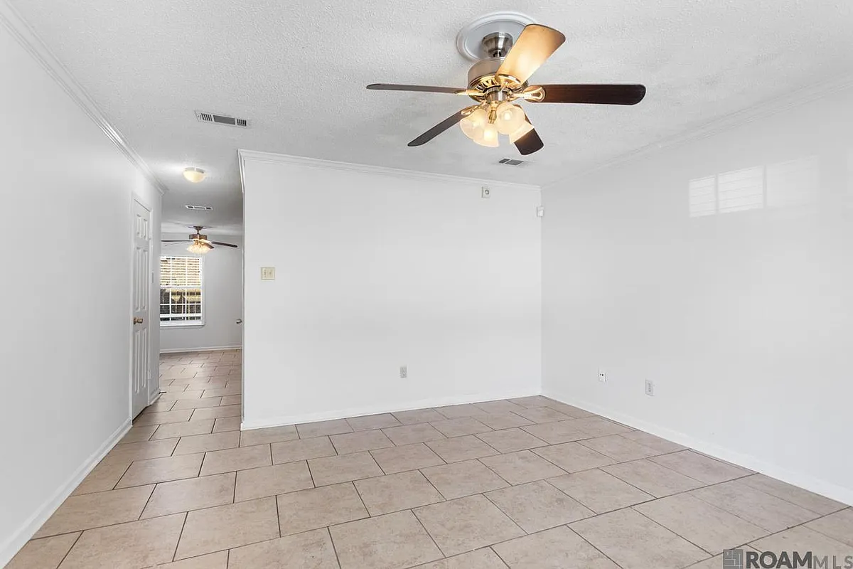 Building Photo - 4624 Parkoaks Dr #11