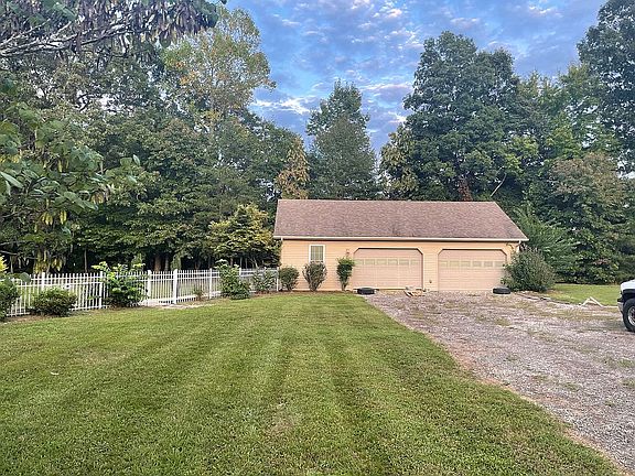 25'x40' Garage w/3 Bays