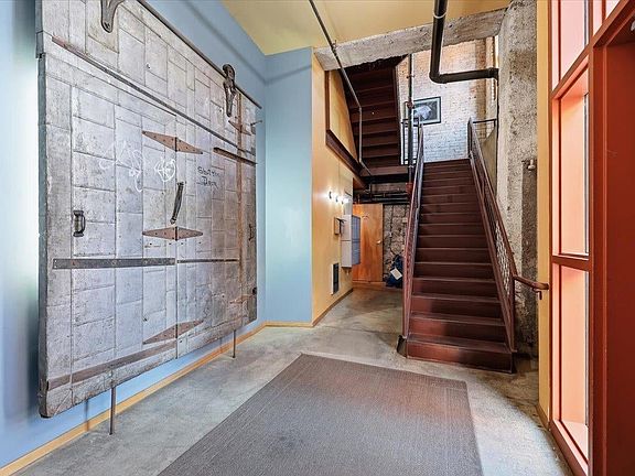 4th image of 1221 W Railroad Alley Ave