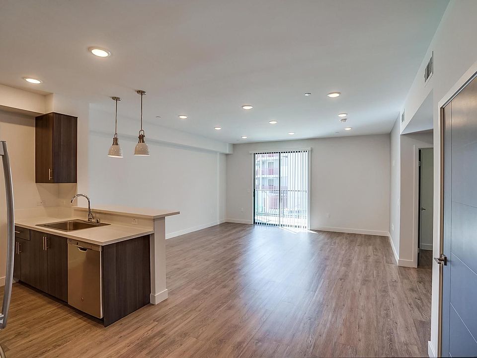 1st image of 6015 Woodman Ave #205
