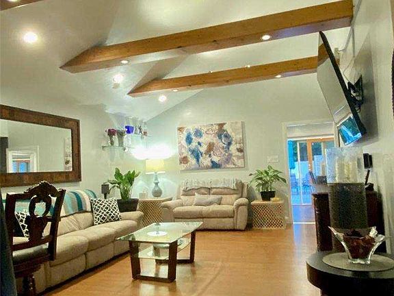 3rd image of 19 Sugarbush Ln