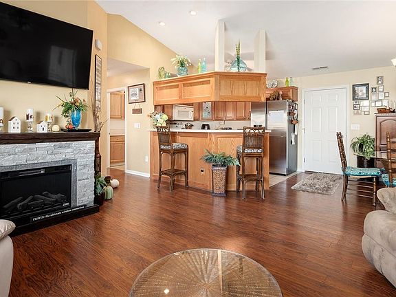 3rd image of 4246 Strattford Cir E