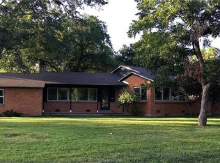 408 Barton St, Hearne, TX 77859