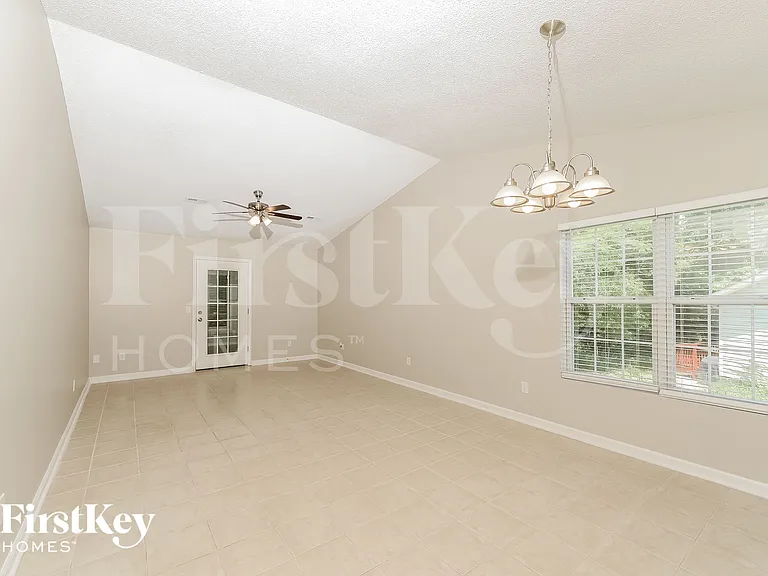 911 James Rd — Photo 7