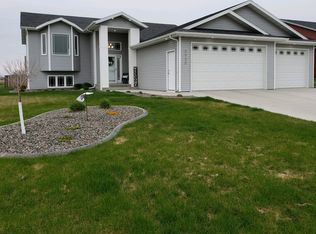 5920 Reily Rd, Lincoln, ND 58504