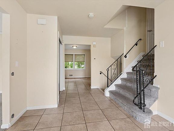 5th image of 56 Gramercy Dr