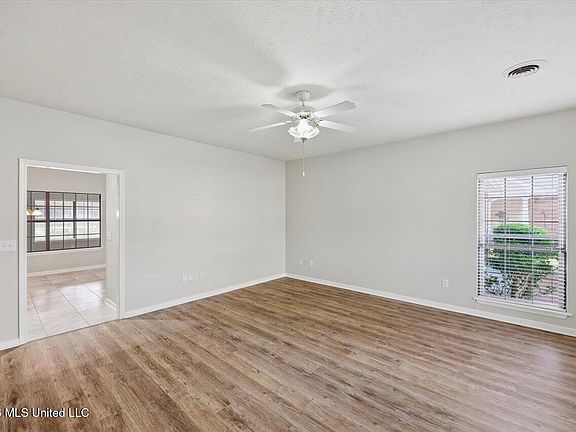 4th image of 214 Waterfall Way