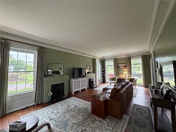4th image of 490 E Union Ave