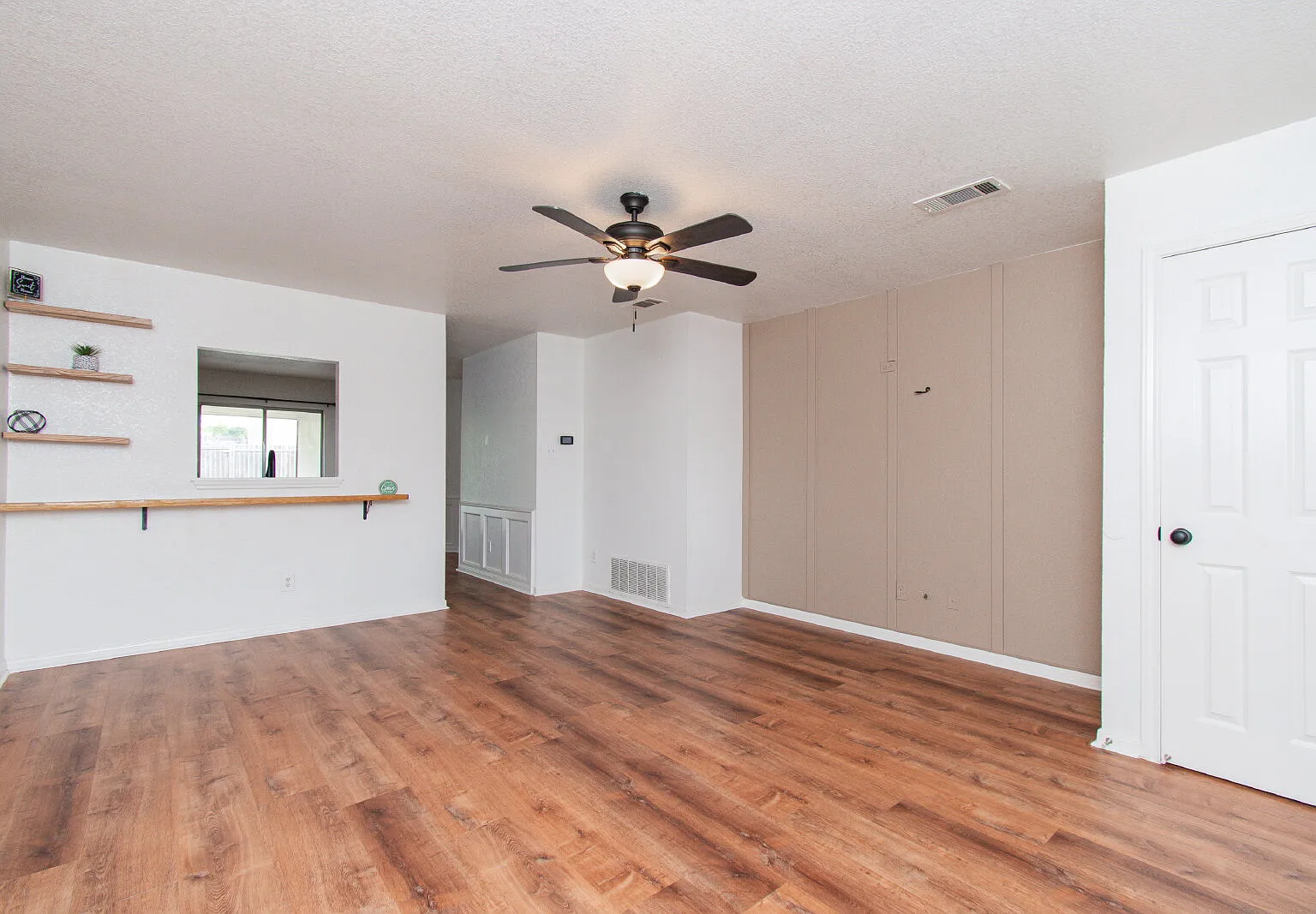 3 bed, 2.0 bath, 1077 sqft, $1,450 — Photo 2