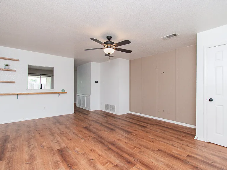 1213 Fox Creek Dr — Photo 2