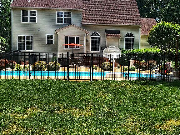 4th image of 215 Summer Breeze Ln