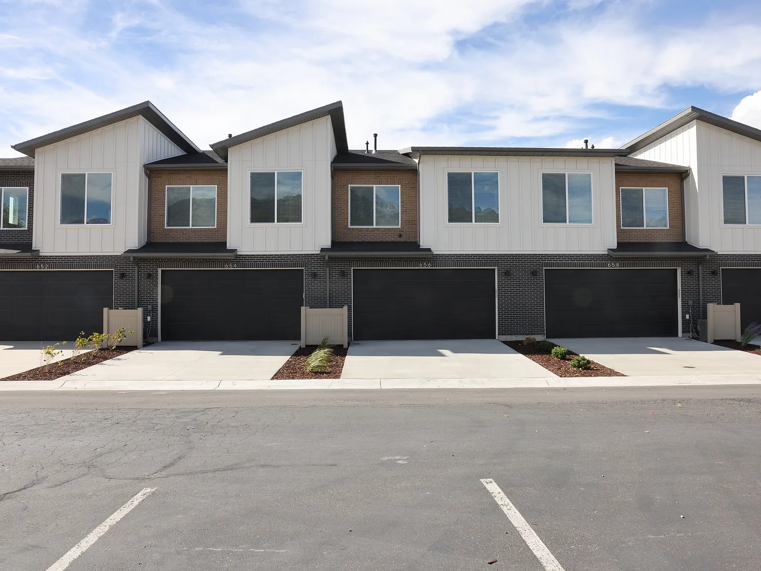 3 bed, 1588 sqft, $2,650 — Photo 2