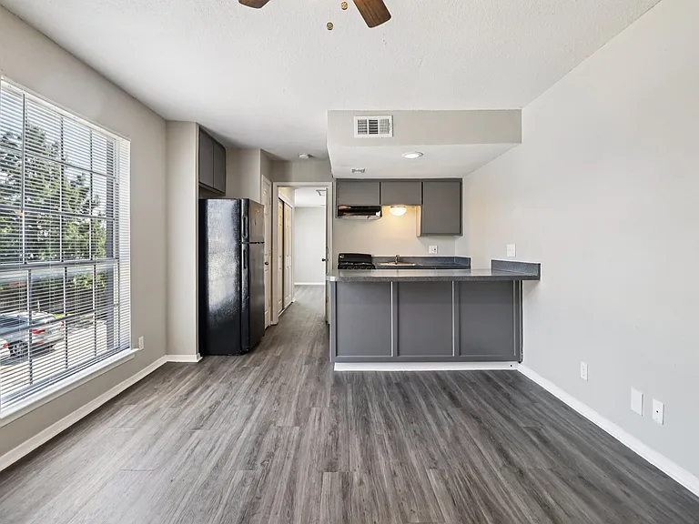 Oak Tree Apartments — Photo 12