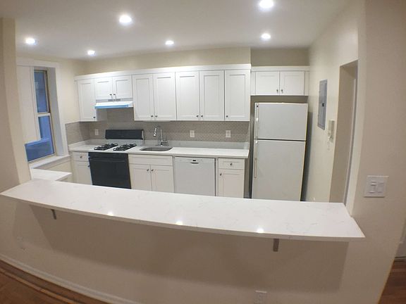 3rd image of 4747 43rd St APT 1R