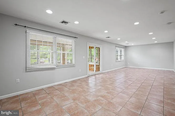 262 Crescent Dr — Photo 6
