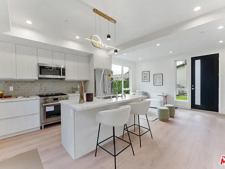 3930 Minerva Ave — Photo 7