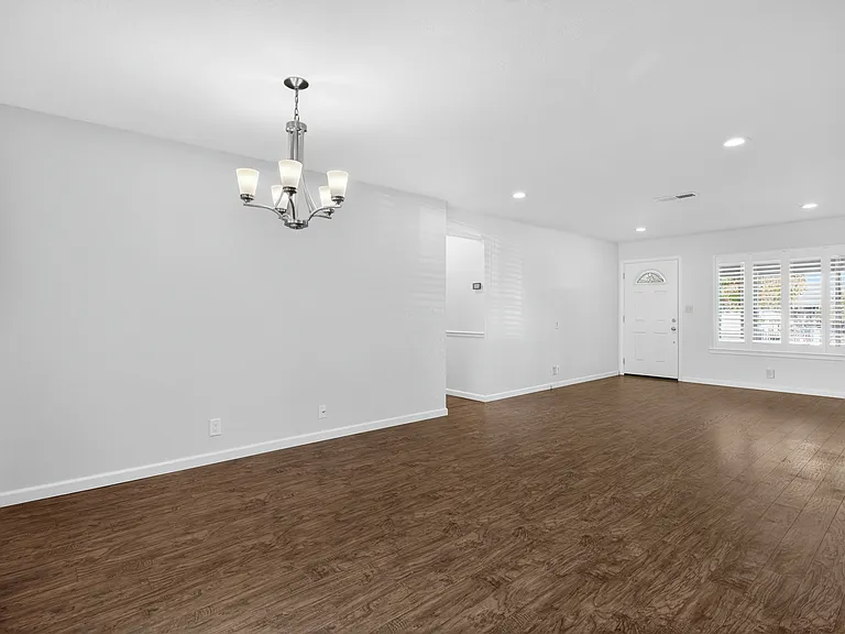 899 Ebbets Dr — Photo 4