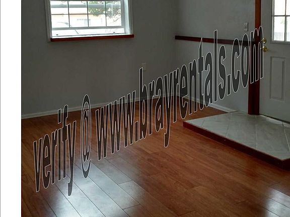 118 Mount View Dr. living room