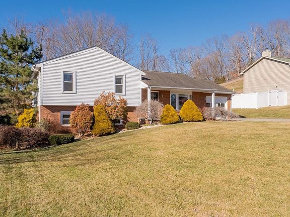 4th image of 640 Lyle Ln