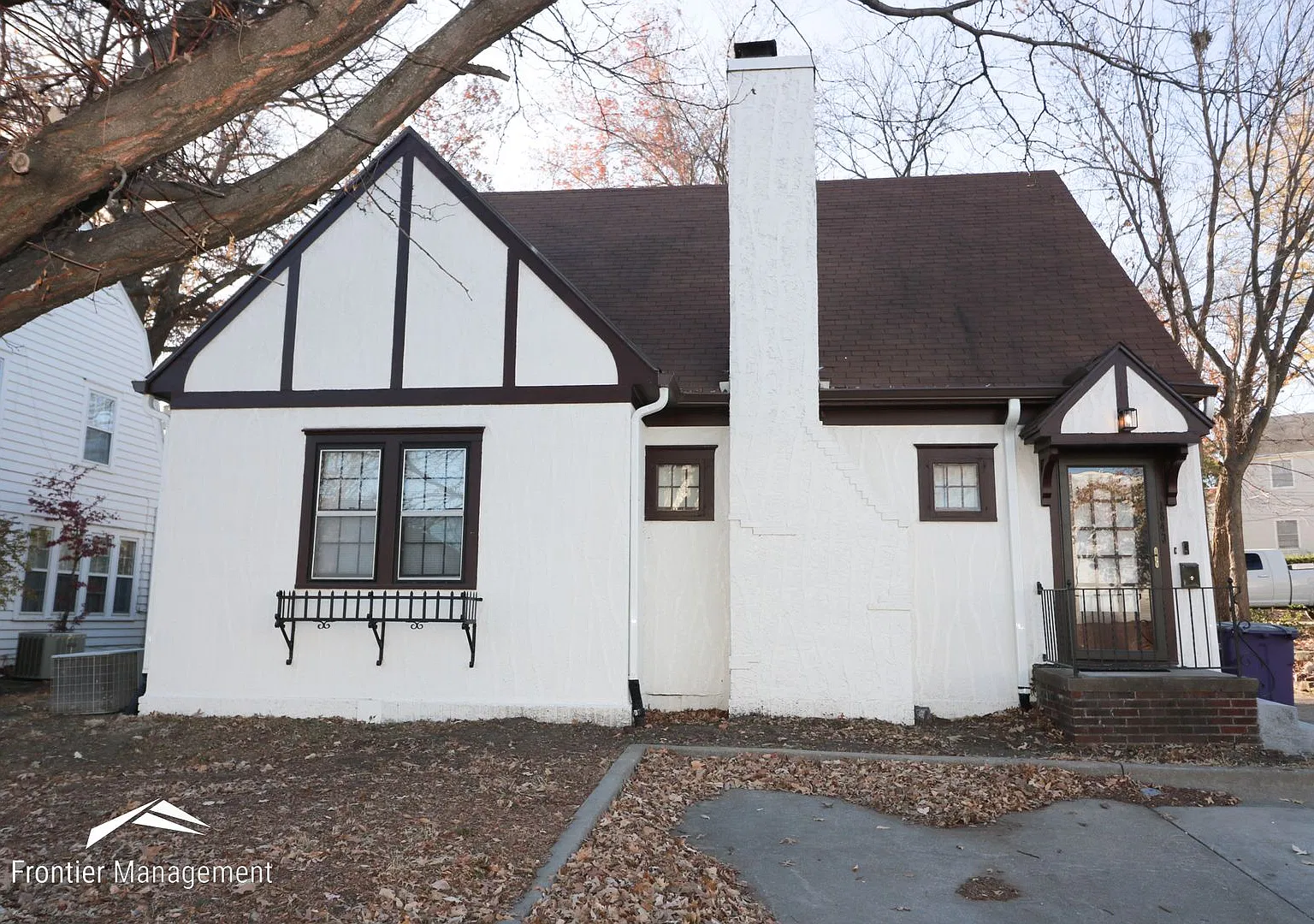 Awesome 4 bedroom 2 bathroom home located in the heart of Manhattan. — Photo 1