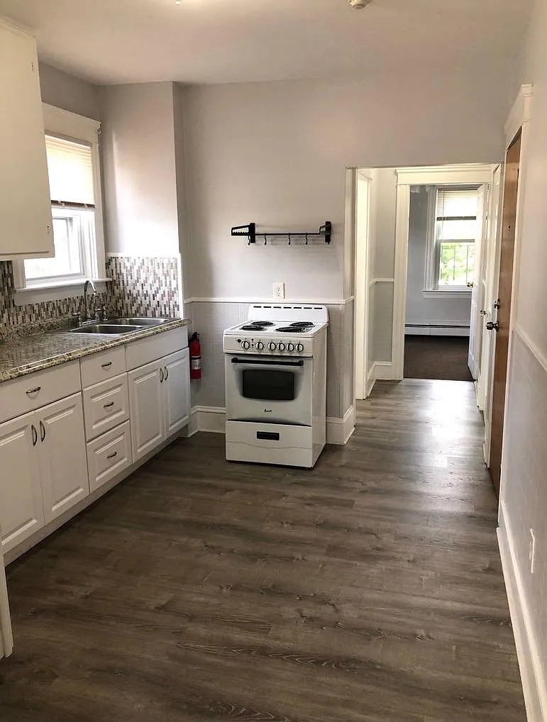999 York Ave — Photo 3
