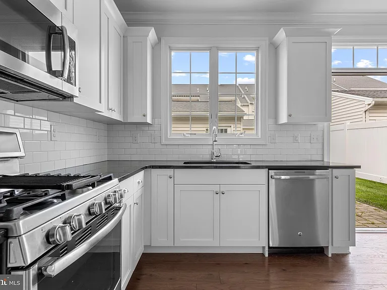 619 W Mulberry St — Photo 16