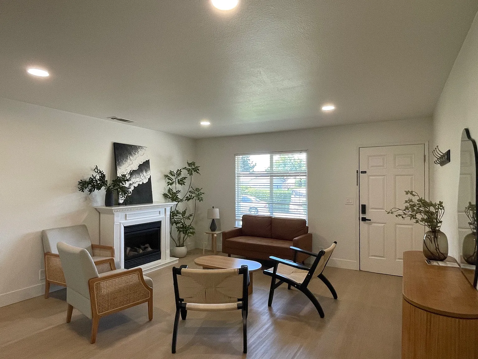 4 bed, 1650 sqft, $5,495 — Photo 2