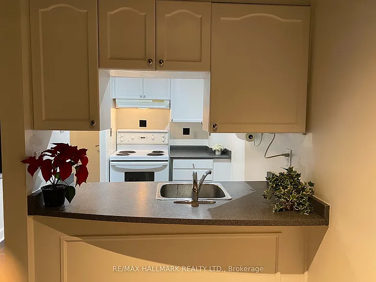 1029 King St W #622 — Photo 3