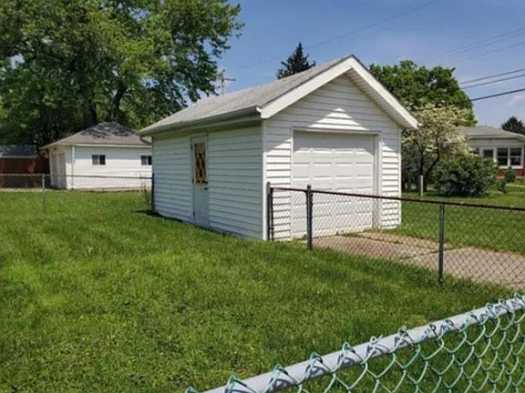 4th image of 2744 Dwight Ave