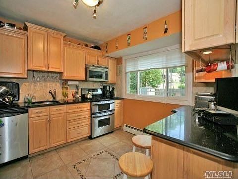 Gorgeous eat in Kit w/granite tops/stainless st app overlooking yard