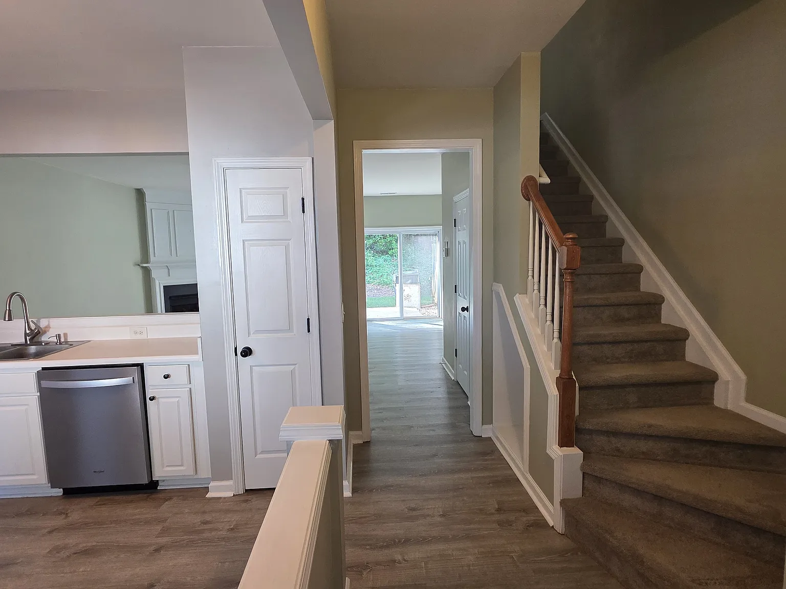 3 bed, 2.5 bath, 1386 sqft, $1,800 — Photo 3