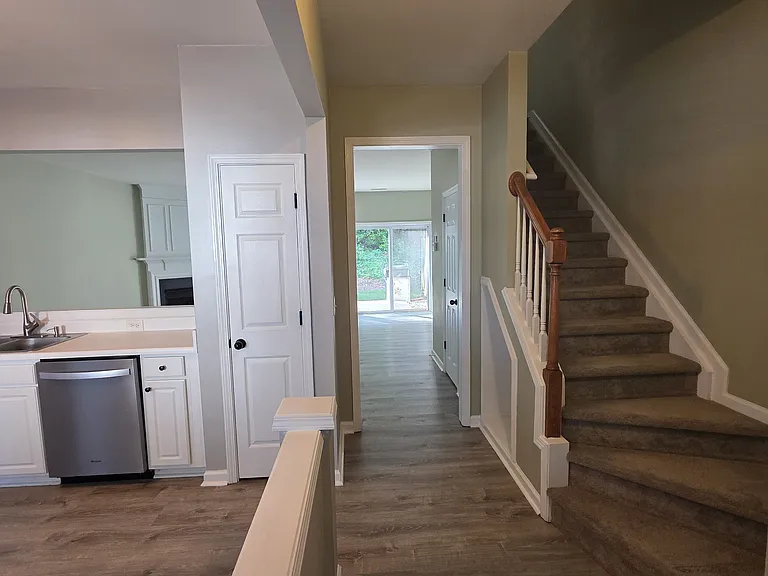 4246 Vienna Crest Dr — Photo 3