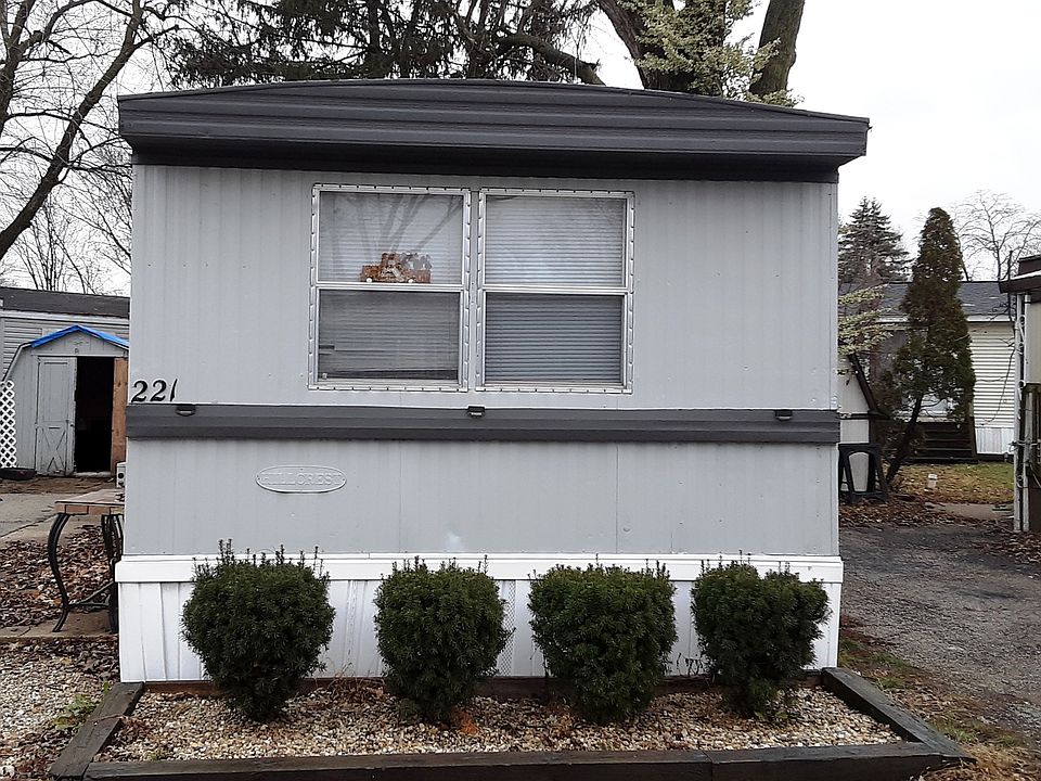 2nd image of 221 Pine