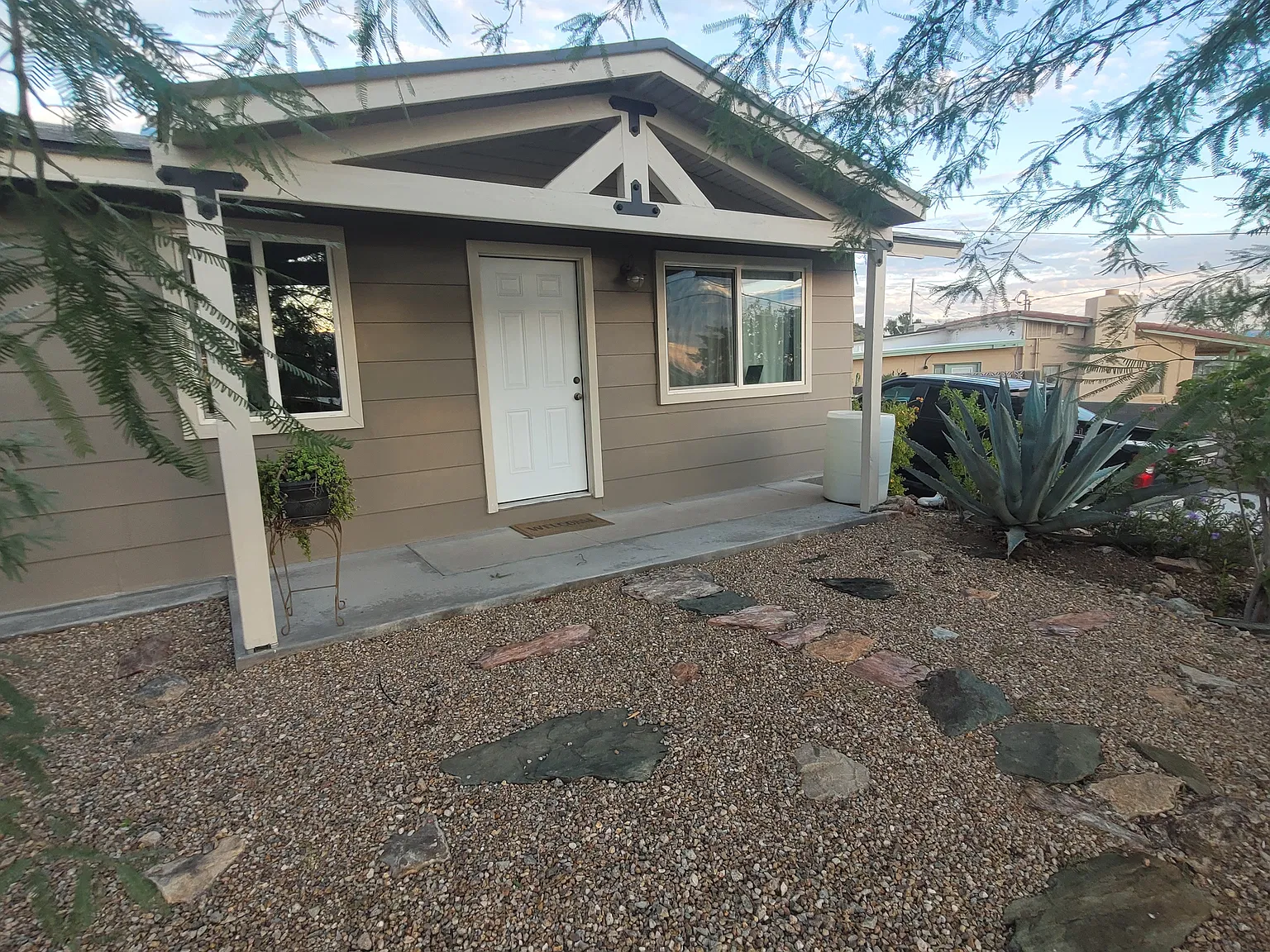 3 bed, 1000 sqft, $2,100 — Photo 2