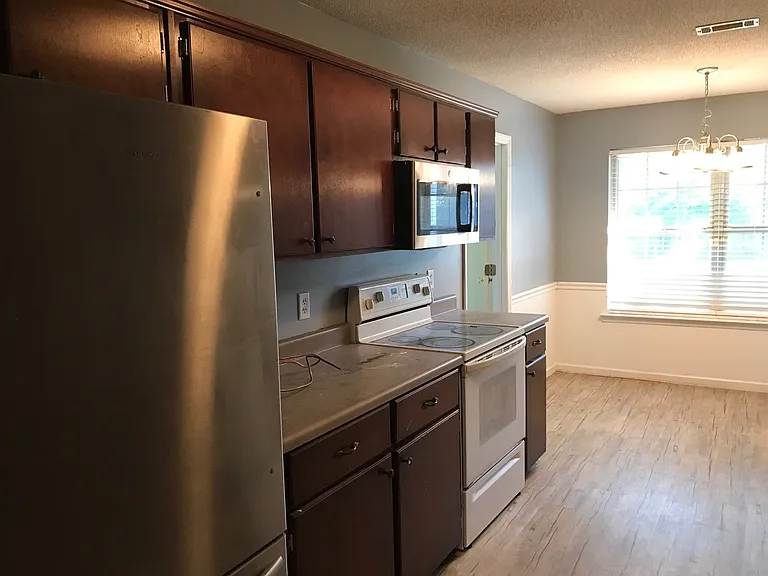 427 Lancaster Loop — Photo 7