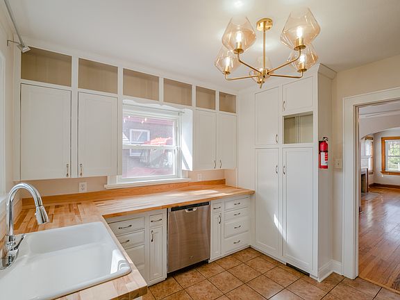 5th image of 2745 2nd Ave SE